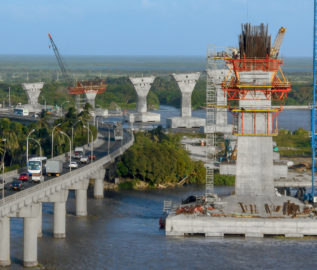 Sealite SL-70 Marine Lanterns Improve Safety on Colombia’s Longest Bridge